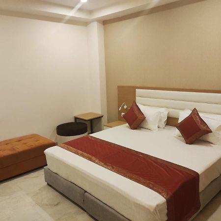 Hotel Xenia Varanasi Exteriör bild