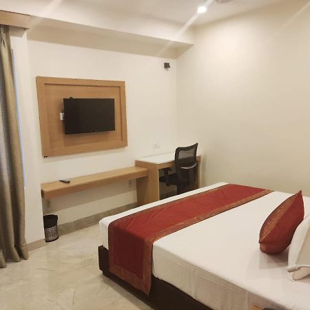 Hotel Xenia Varanasi Exteriör bild