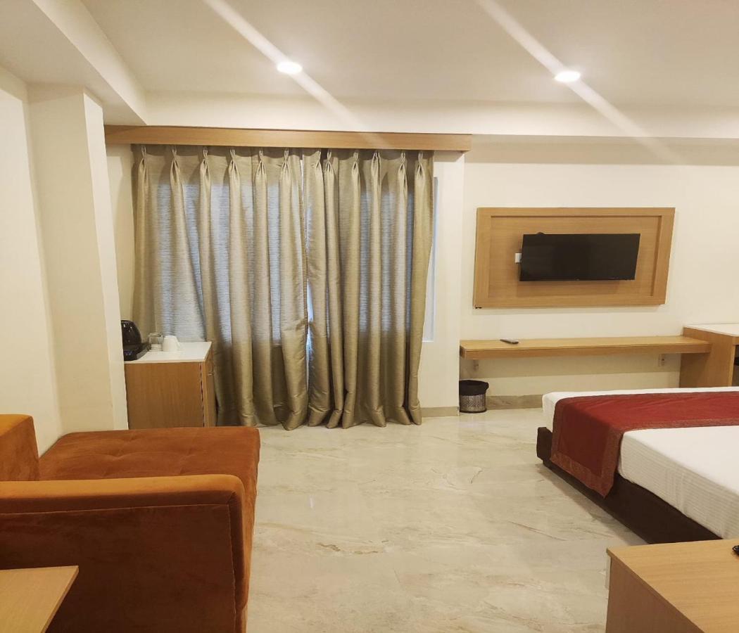 Hotel Xenia Varanasi Exteriör bild